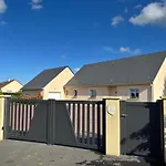 Prázdninový dům La Cle Des Champs Maison Plain Pied Lumineuse Bien Equipee, Sejour Spacieux, Belle Terrasse Amenagee, Garage, Grand Jardin Clos, Parking, Pres De Bayeux Et Omaha Beach, Chiens Bienvenus
