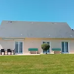 La Cle Des Champs Maison Plain Pied Lumineuse Bien Equipee, Sejour Spacieux, Belle Terrasse Amenagee, Garage, Grand Jardin Clos, Parking, Pres De Bayeux Et Omaha Beach, Chiens Bienvenus Prázdninový dům