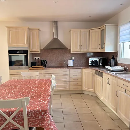 La Cle Des Champs Maison Plain Pied Spacieuse Lumineuse Bien Equipee, 3 Spacieuse, Belle Terrasse Amenagee, Garage, Grand Jardin Clos, Parking, Pres De Bayeux Et Omaha Beach, Chiens Bienvenus Holiday home Tour-en-Bessin