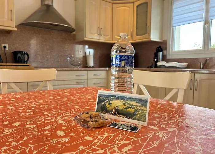 Holiday home La Cle Des Champs Maison Plain Pied Lumineuse Bien Equipee, Sejour Spacieux, Belle Terrasse Amenagee, Garage, Grand Jardin Clos, Parking, Pres De Bayeux Et Omaha Beach, Chiens Bienvenus Tour-en-Bessin